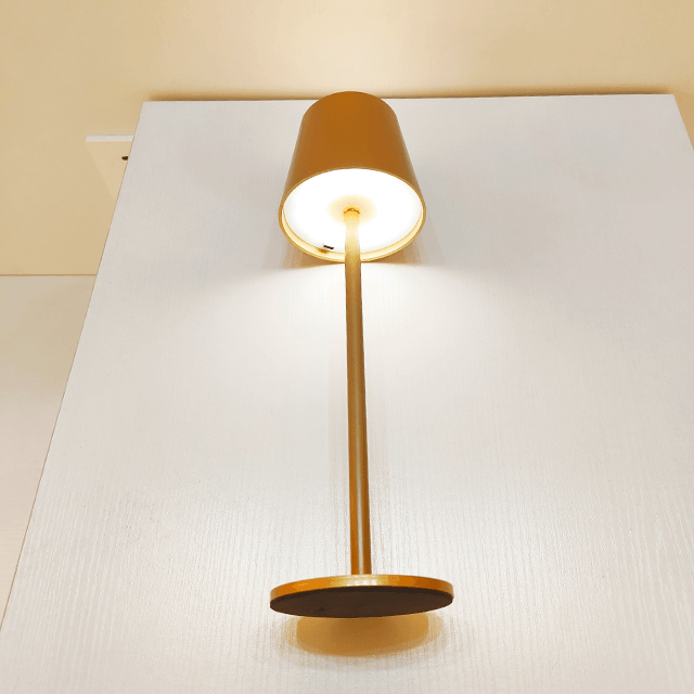 Einfache Tischlampe mit rundem Boden, Champagnergold