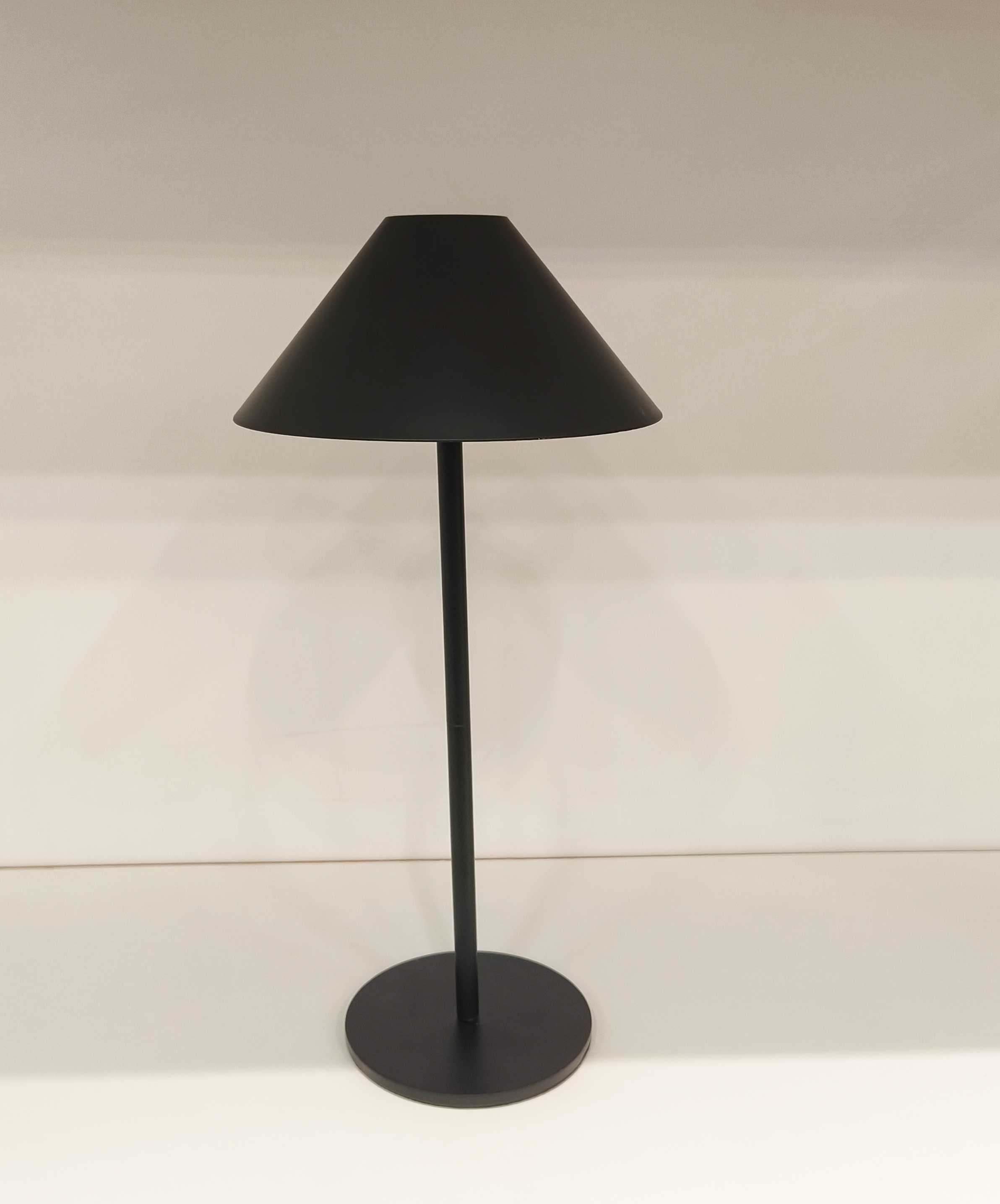 Schreibtischlampe in Regenschirmform