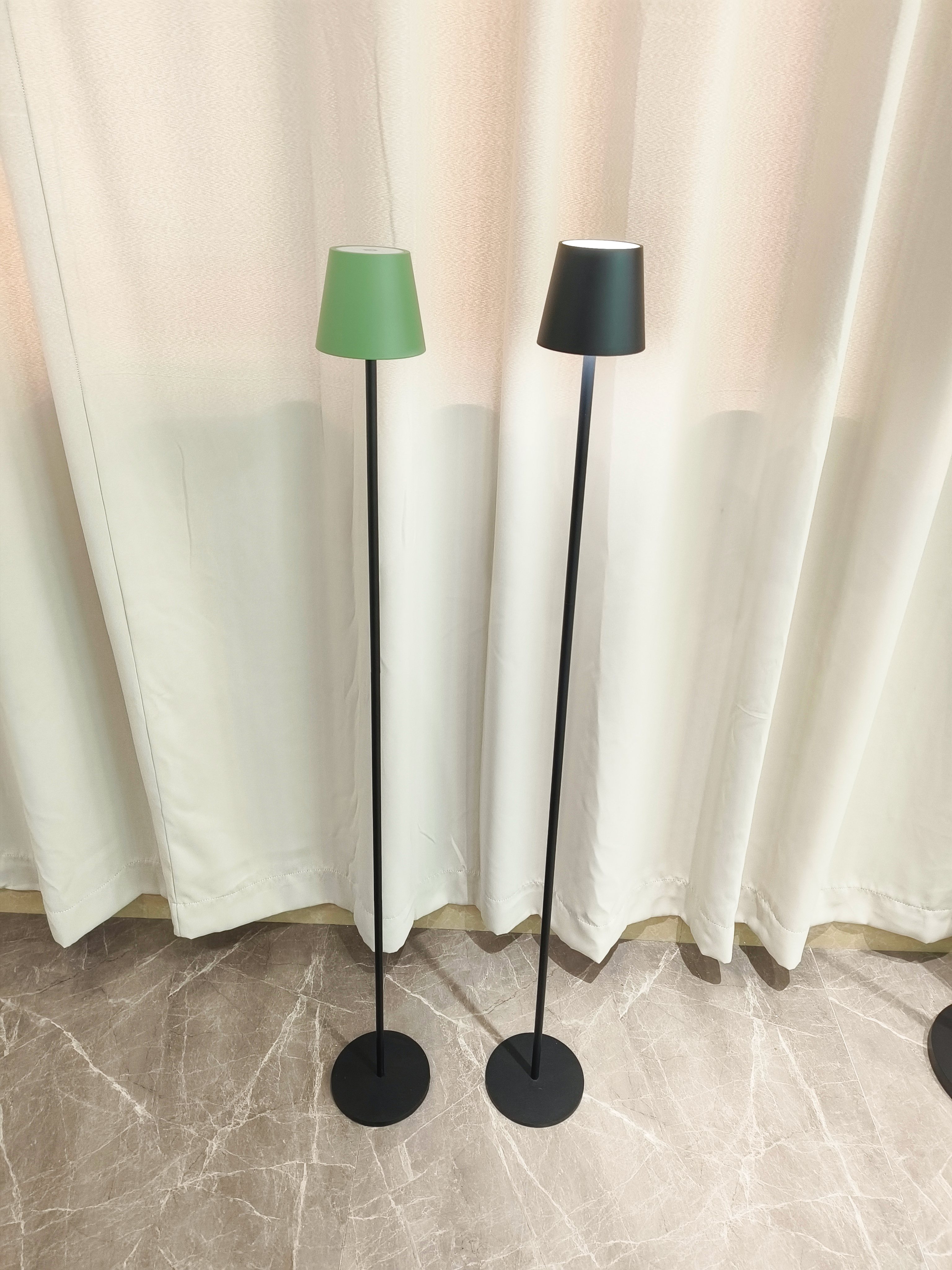 Glänzende tiefschwarze Nachttischlampe