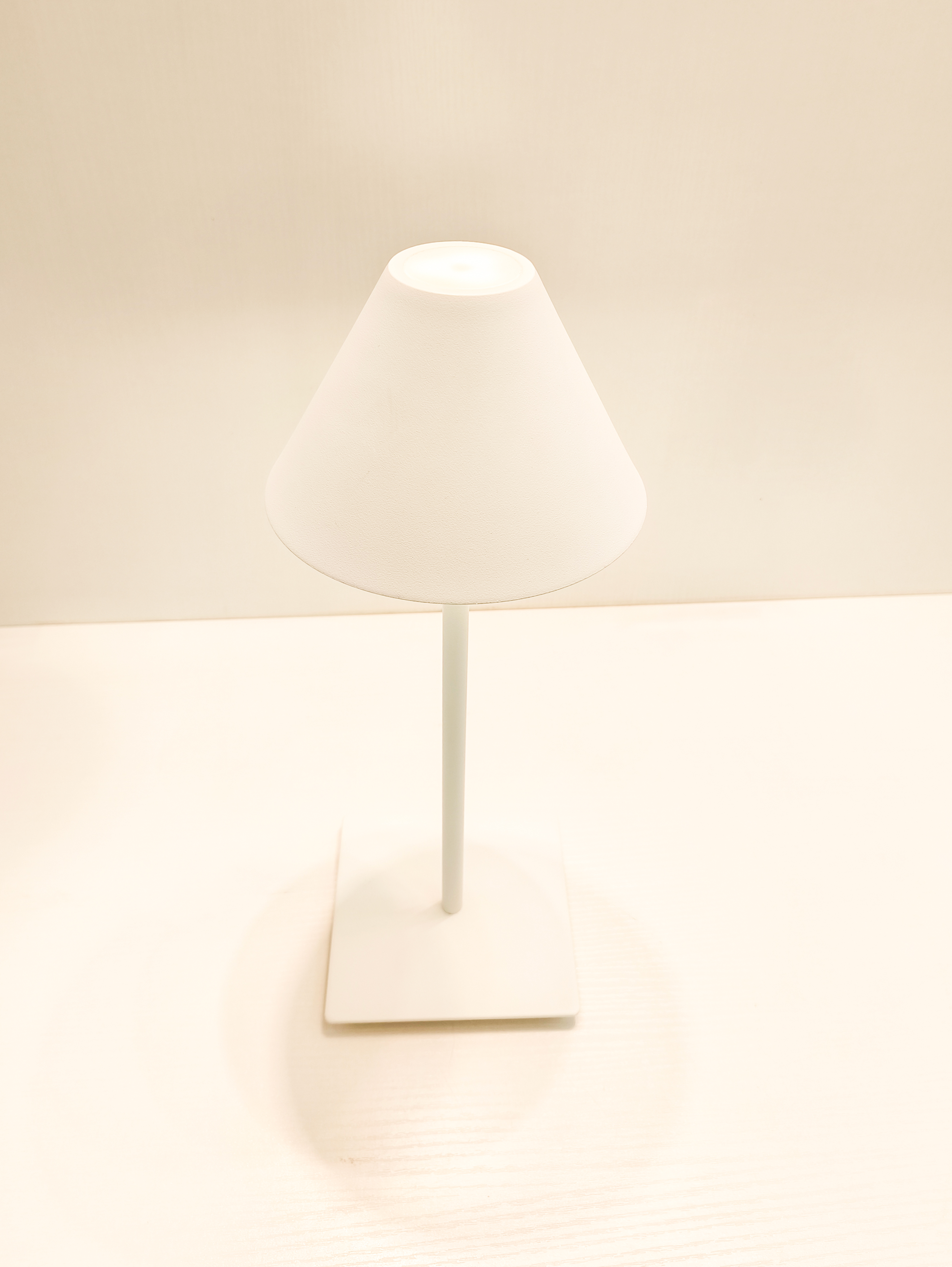 Schreibtischlampe in Regenschirmform