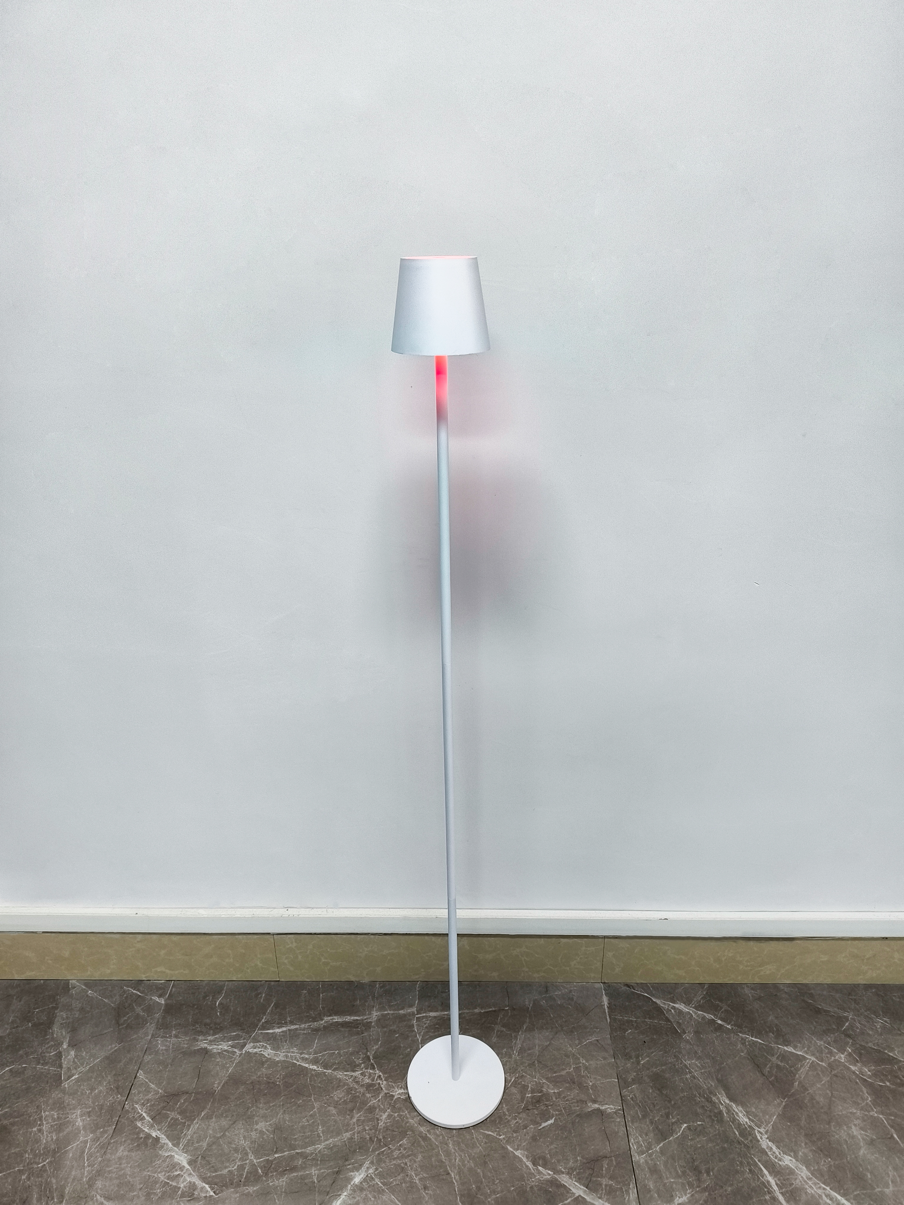 Cremeweiße einfache wiederaufladbare Typ-C-Stehlampe