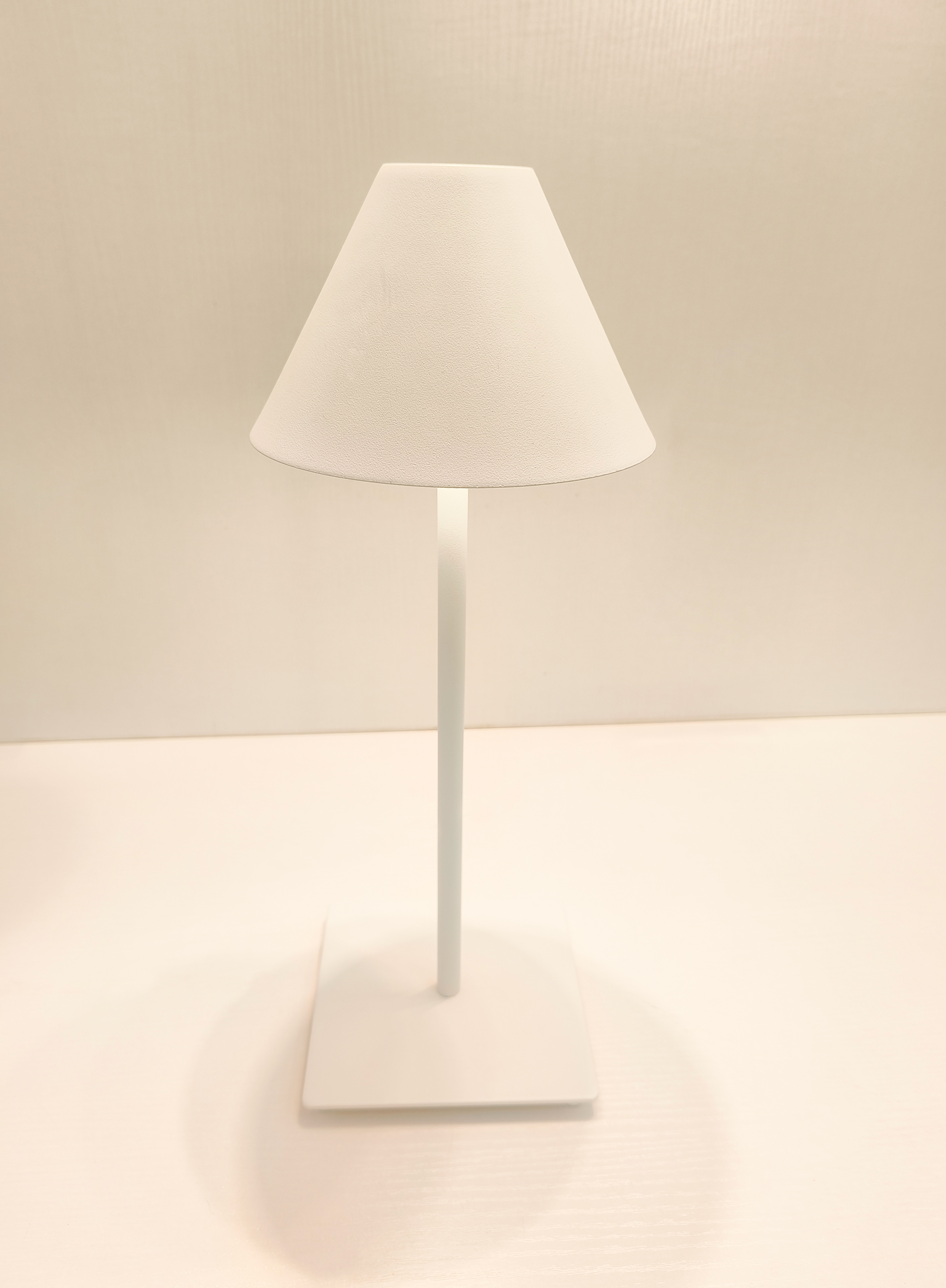 Schreibtischlampe in Regenschirmform