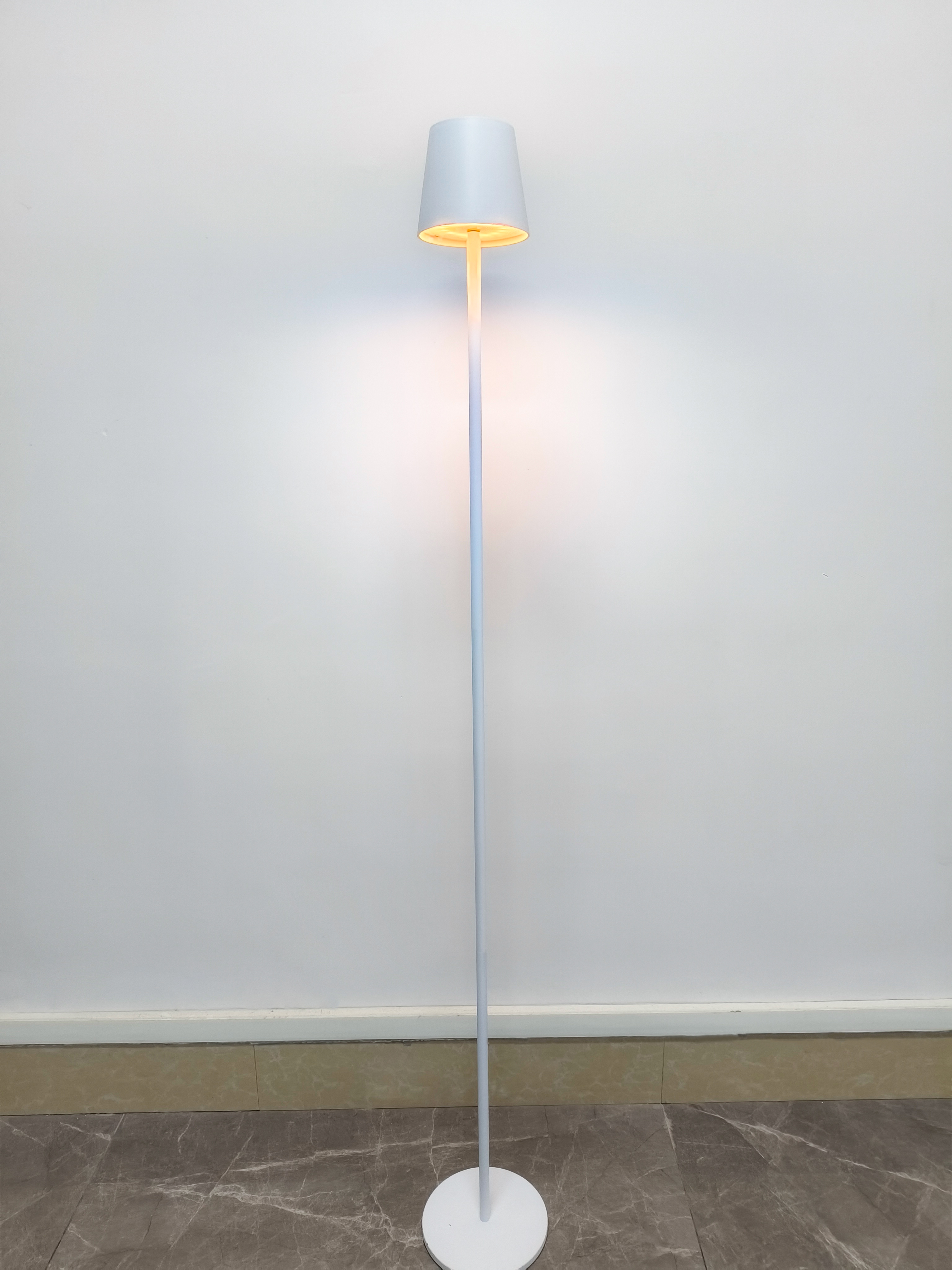 Cremeweiße einfache wiederaufladbare Typ-C-Stehlampe