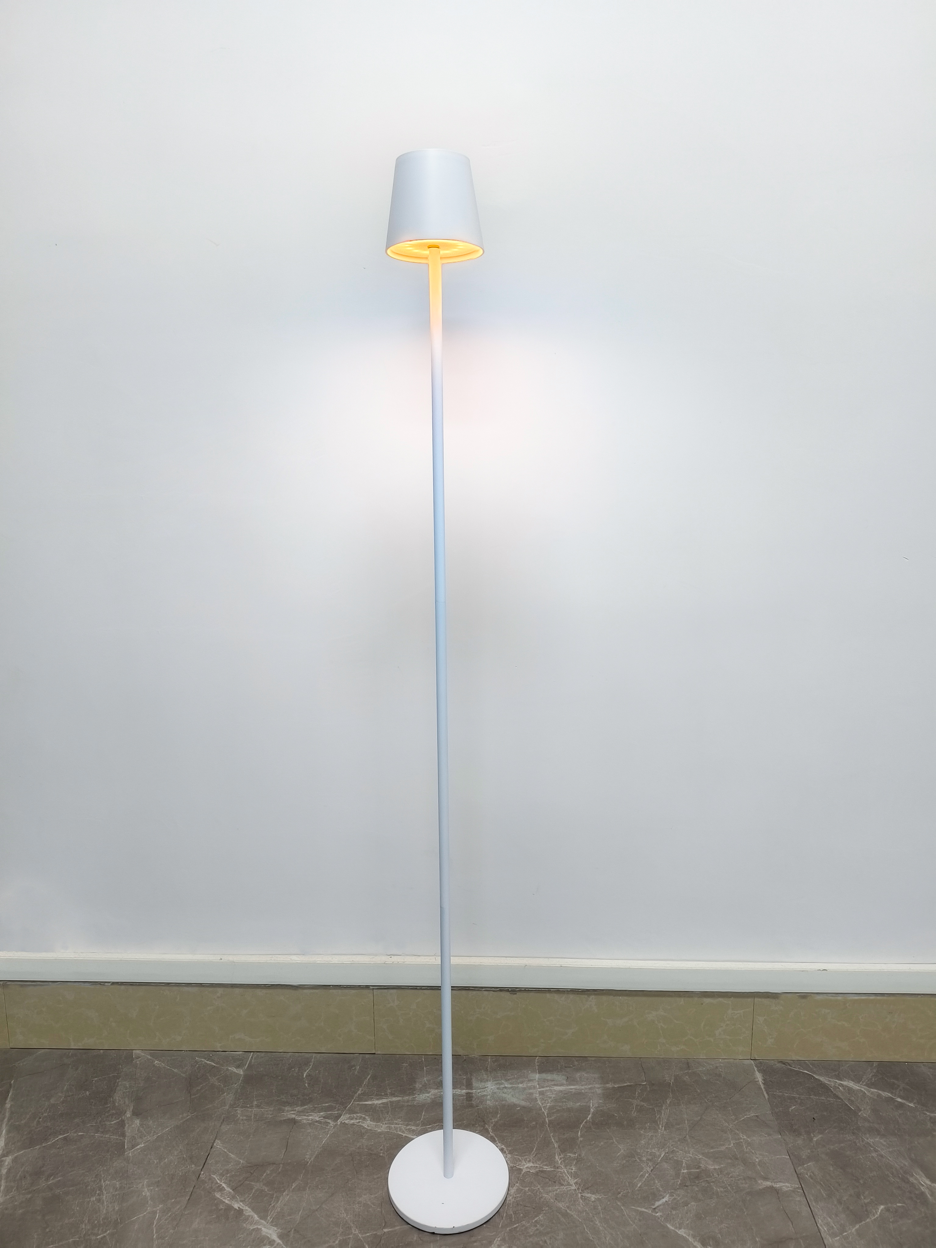 Cremeweiße einfache wiederaufladbare Typ-C-Stehlampe