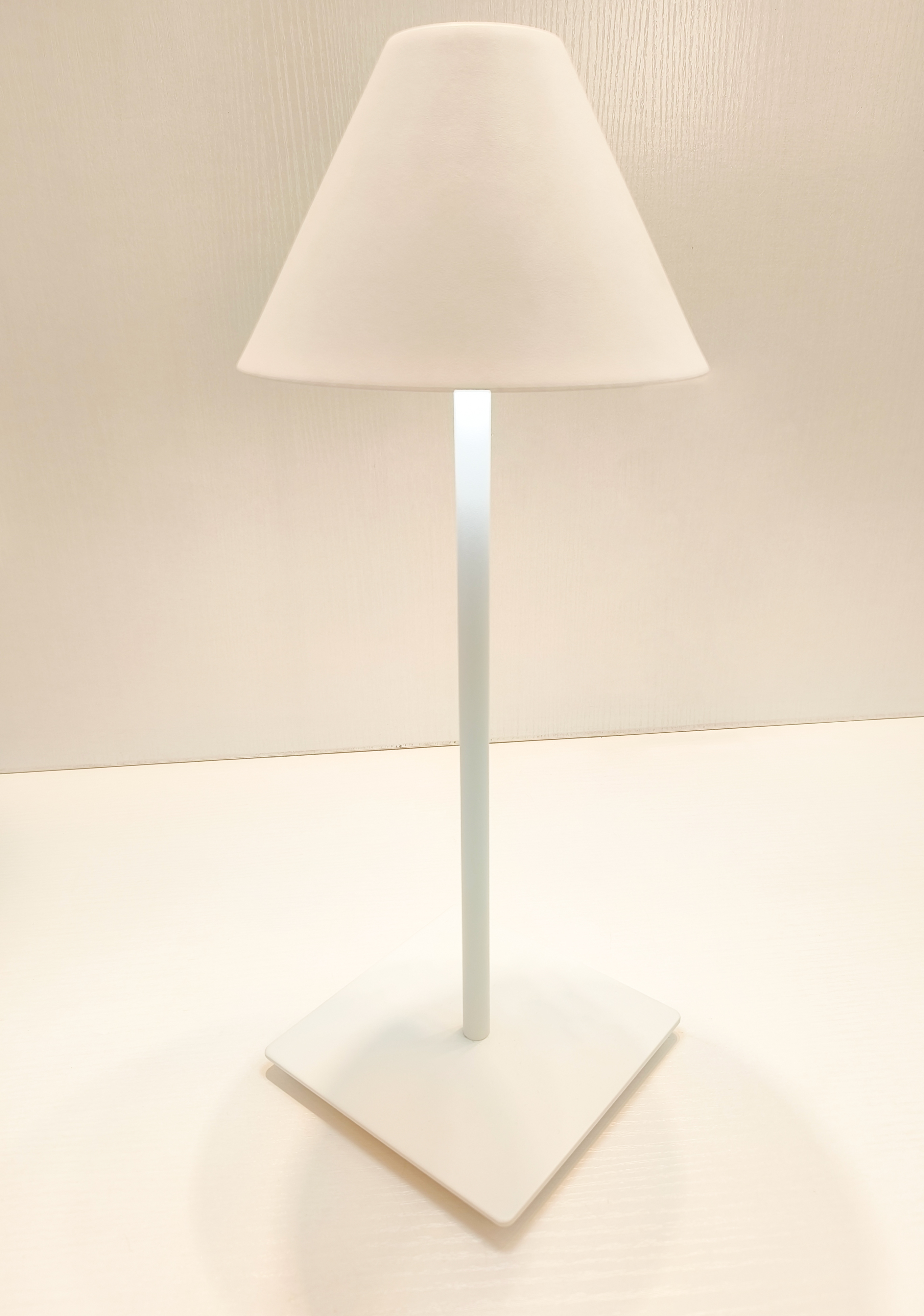 Schreibtischlampe in Regenschirmform