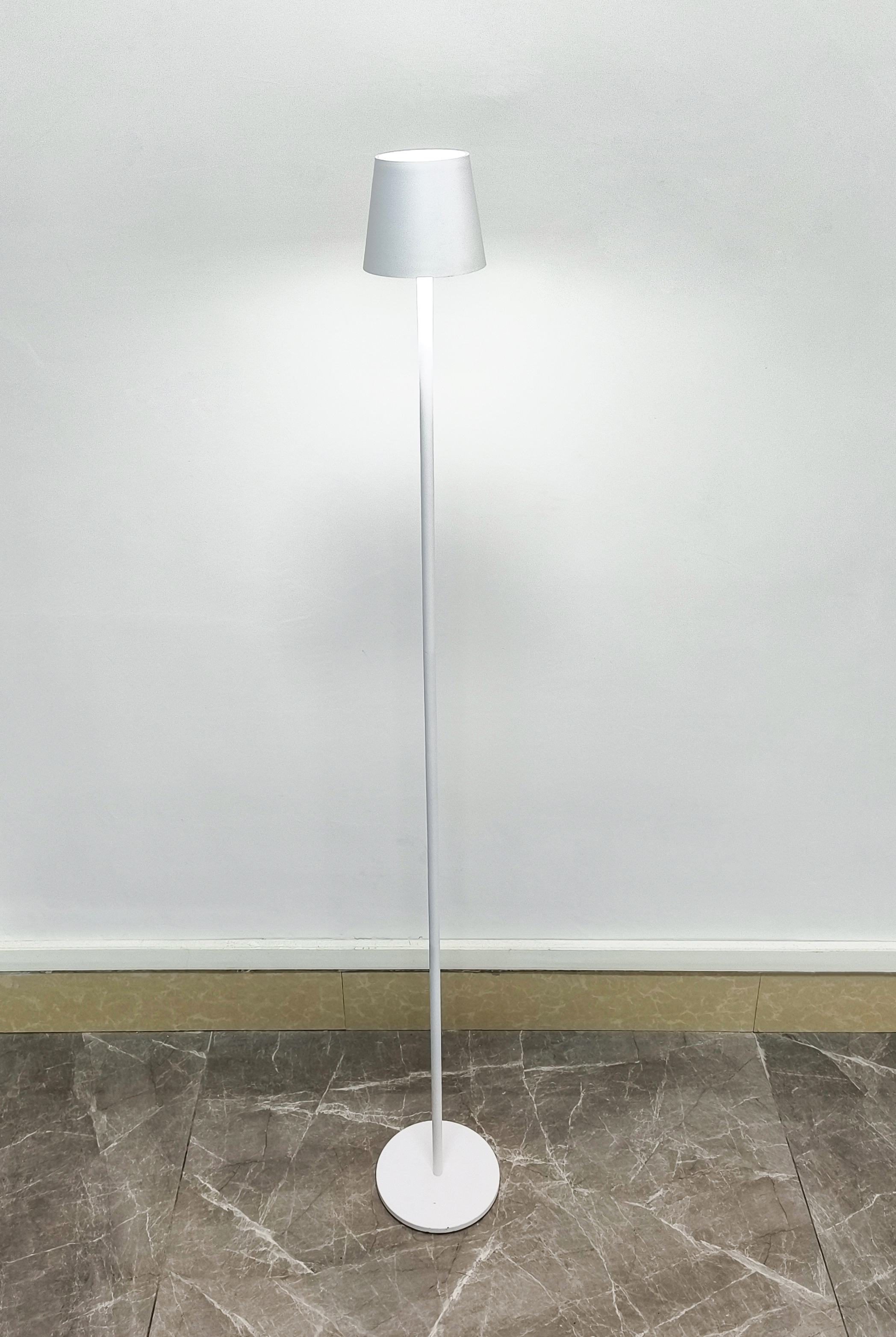 Cremeweiße einfache wiederaufladbare Typ-C-Stehlampe