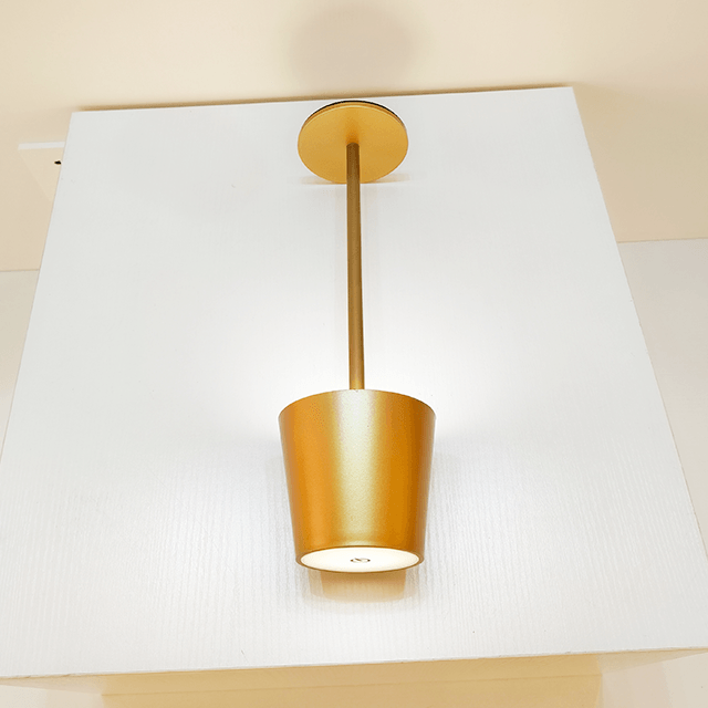 Einfache Tischlampe mit rundem Boden, Champagnergold